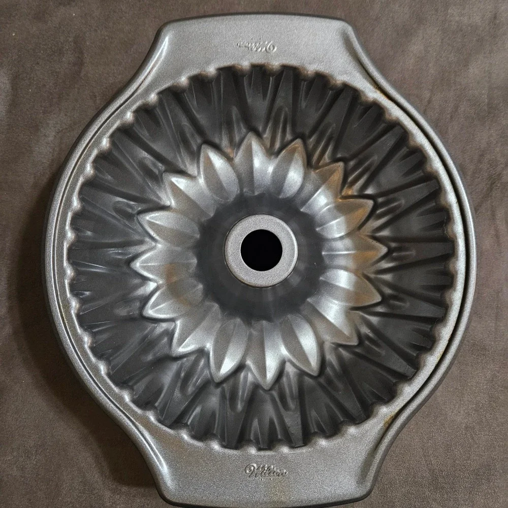 Wilton Dimensions Sunflower Pan Non-Stick‎ Fluted Tube Cake Pan Mold Floral